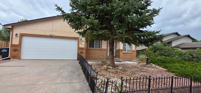 Foto del edificio - Stunning 4-bedroom, 2.5-bathroom home near...
