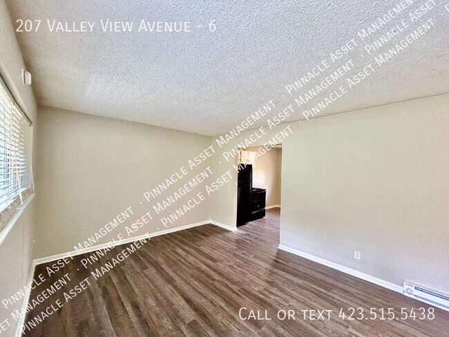 Building Photo - 207 Valley View Ave