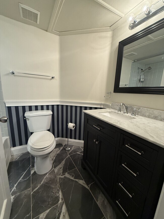 Building Photo - 2810 N Oakland Forest Dr