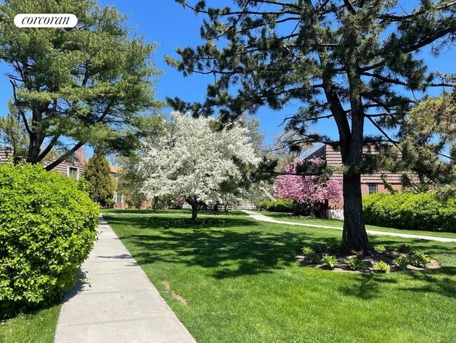 Building Photo - 70-25A Park Dr E