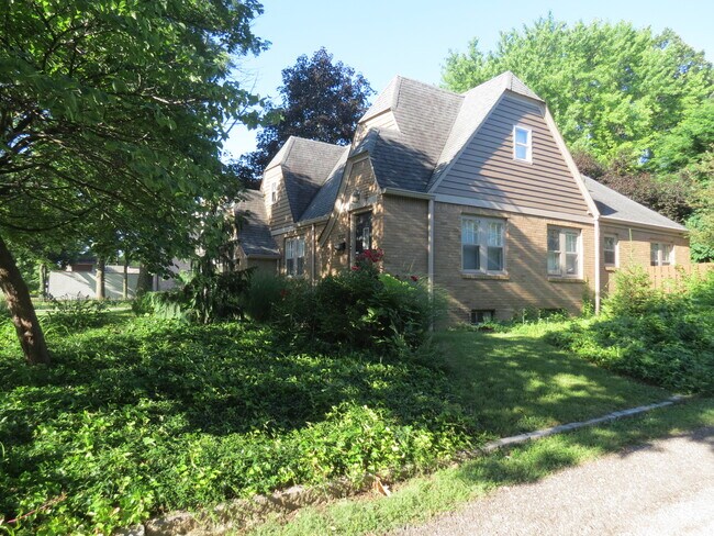 Vista desde el callejón del lado norte - 1532 N College Ave