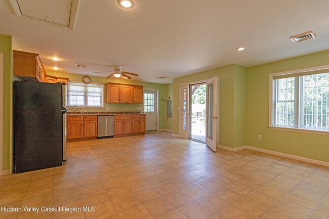 Building Photo - 6 Myer Ln