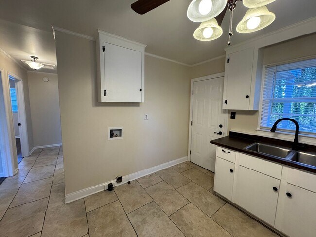 Foto del edificio - Available to Show