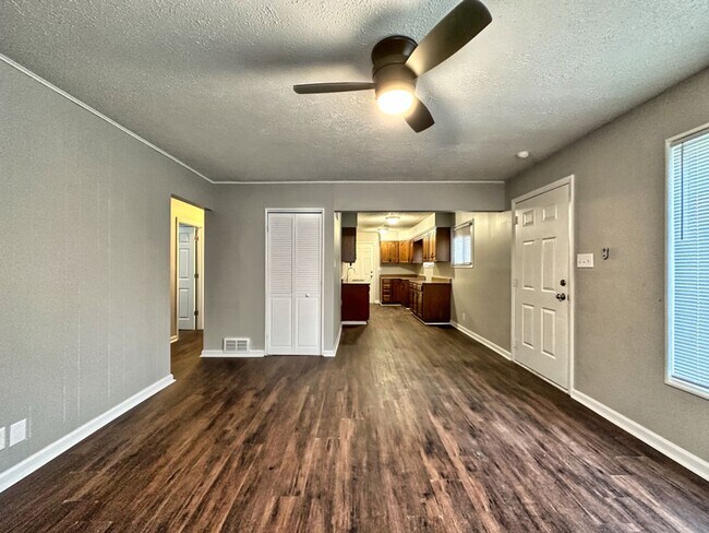 Building Photo - 3 bed 1 bath located on the East Side