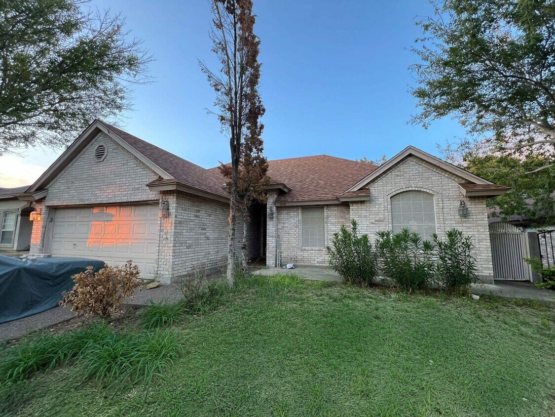 1008 Topaz Trail, Laredo, TX 78045 House Rental in Laredo, TX