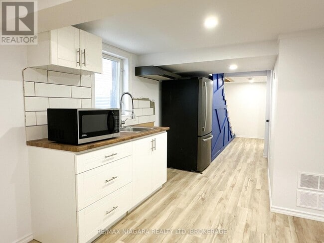 Building Photo - 233 Pelham Rd