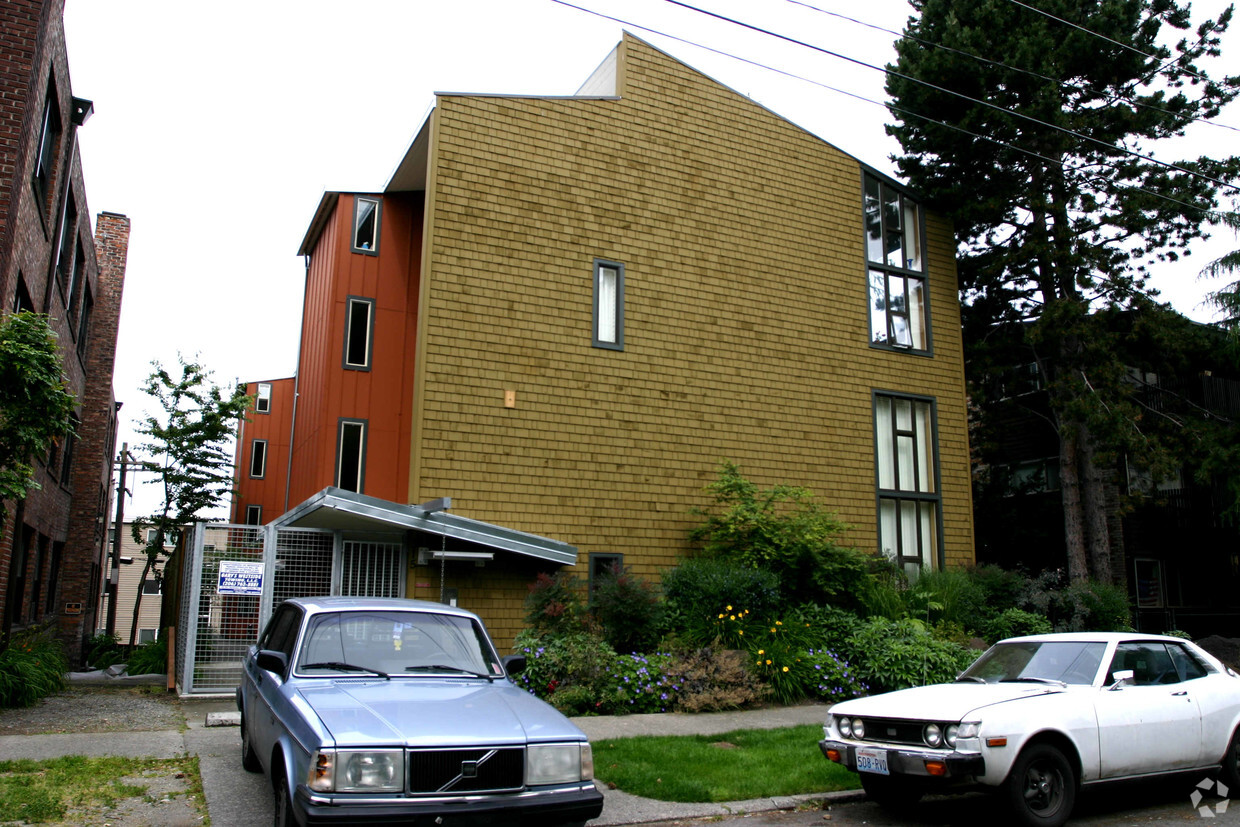 Building Photo - Thunderbird Apartments