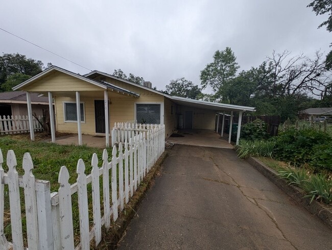 Building Photo - 2 bedroom one bath House in Shasta Lake