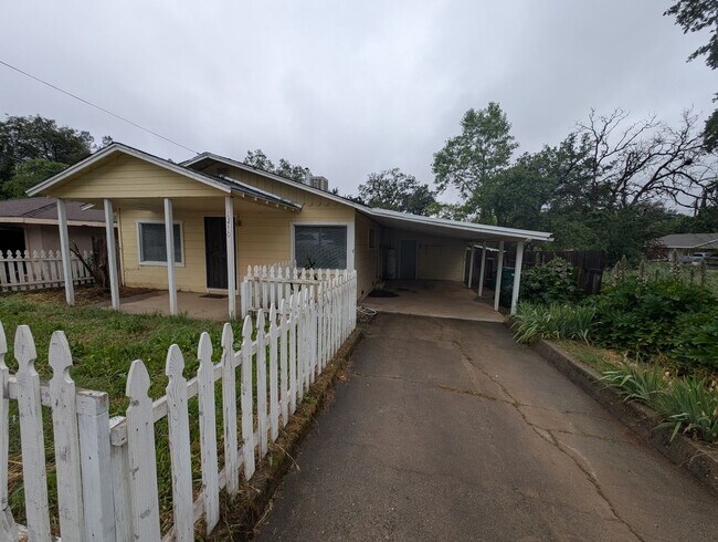 Foto del edificio - 2 bedroom one bath House in Shasta Lake