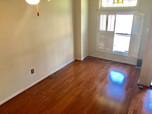 Foto del edificio - Charming 2 Bedroom/1Bathroom Townhome in C...
