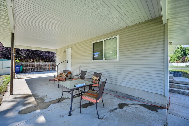 Foto del edificio - Duplex in Sandy - Available NOW!