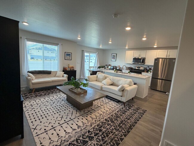 Building Photo - Beautiful, Like-New Townhome in Spanish Fork | 4 Bed, 3.5 Bath | Finished Basement with Kitchen |...