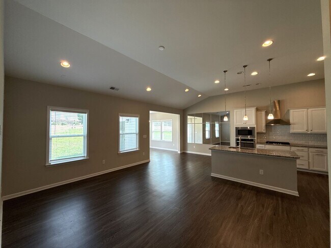 Building Photo - 3-Bedroom Home in University!