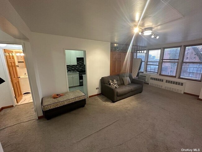 Foto del edificio - 87-05 166th St