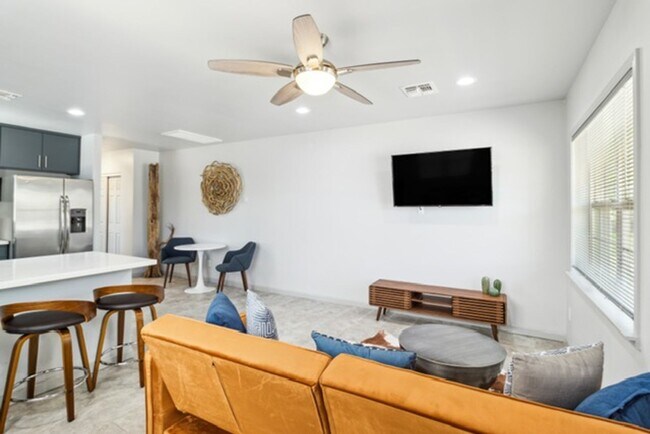 Foto del edificio - Utilities Included (a $200+ Savings). Charming Updated Duplex Home in Historic District!