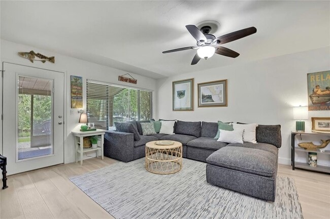 Building Photo - 1637 SE Paradise Cir W