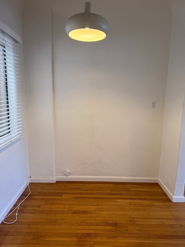 Foto del edificio - Upstairs 1 bedroom 1 bathroom apartment - Available now