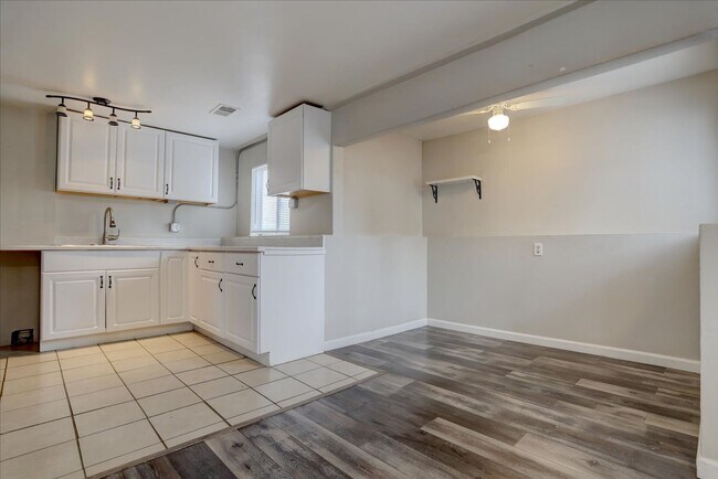 Foto del edificio - 2 bedroom 1 bathroom- lower unit