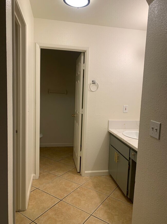 Building Photo - 3 Bedroom, 2 Bath home in North Hanford