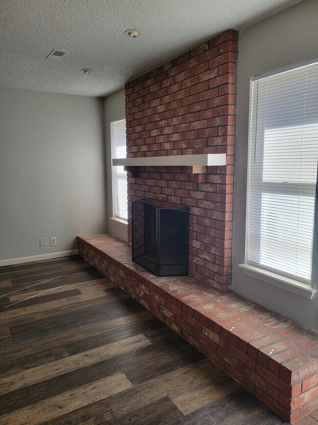 Building Photo - 4805 W Charleston St