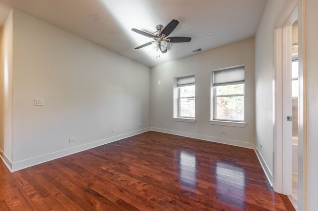 Building Photo - 1153 W Lunt Ave