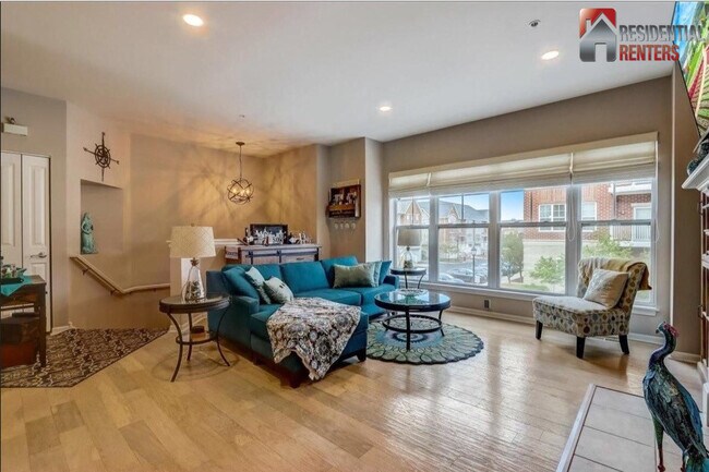 Building Photo - 3924 S Lake Dr