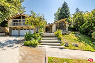 Building Photo - 18022 Lake Encino Dr