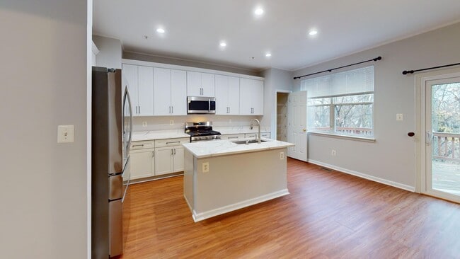 Foto del edificio - Updated Three Bedroom Home W/Full Sized Kitchen, Parking, Back Deck, & 2,640 Square Feet!