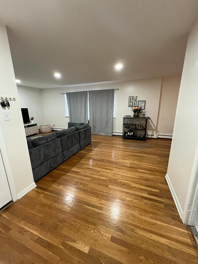 Foto del edificio - 6037 Delafield Ave
