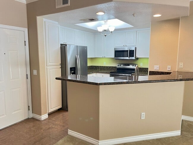 Building Photo - Spacious Condo in Regents w/Laundry, Parki...