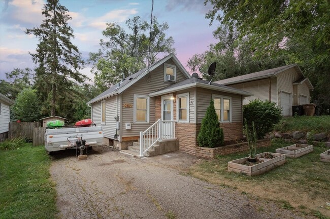 Building Photo - 2107 Schlimgen Ave