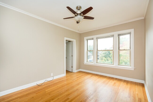 Building Photo - 3101 N Racine Ave