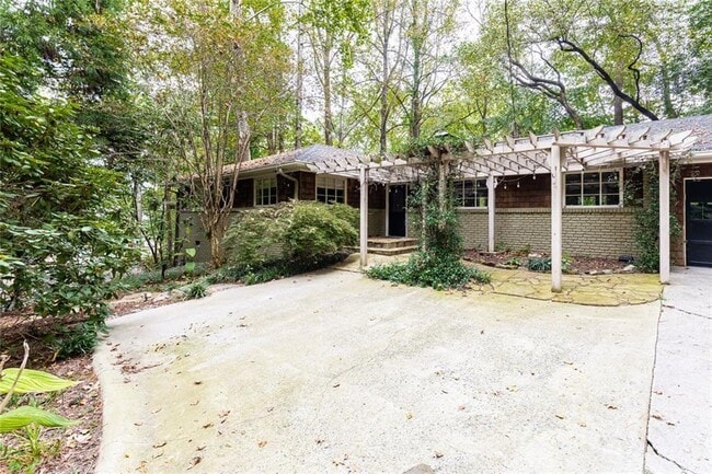 Building Photo - 3943 Lake Forrest Dr NE
