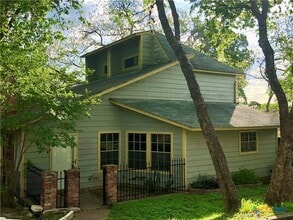 Building Photo - 615 Burleson St