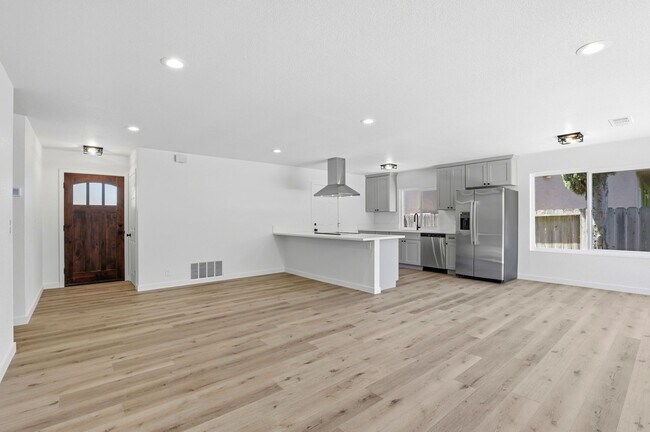 Foto del edificio - Beautifully Remodeled Property