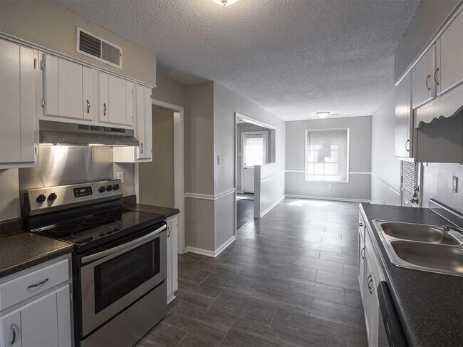 Building Photo - Newly renovated 4 bed, 2 bath home near Germantown with easy access to 385.
