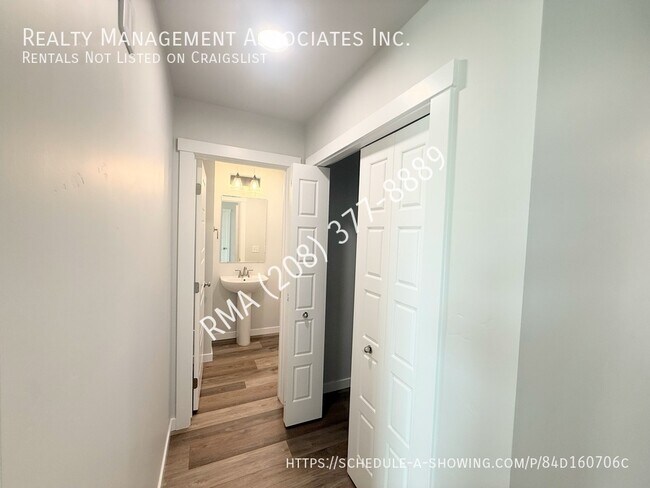 Building Photo - 3781 W La Brea Dr