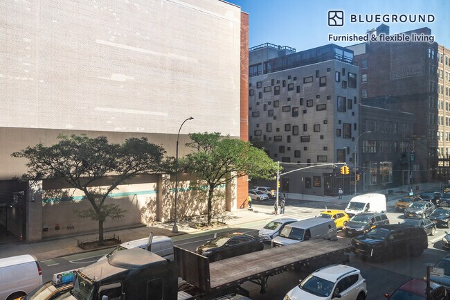 Building Photo - 572 11th Ave