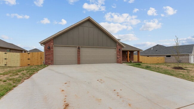 Building Photo - "Lovely 3-Bed Oasis with Granite Touches &...