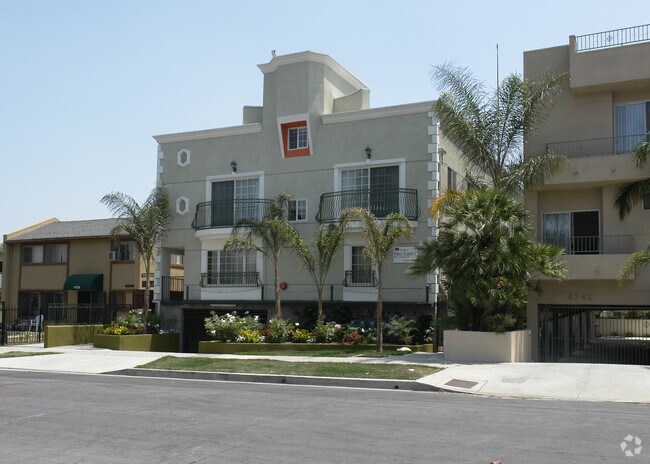 Building Photo - 4736 Elmwood Ave