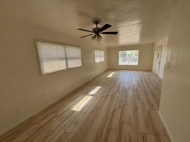 Foto del edificio - 1249 Sandalwood Dr