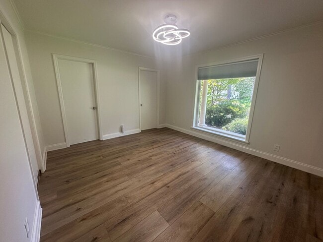 Building Photo - Gorgeous 3 Bedroom South Highland Home wit...