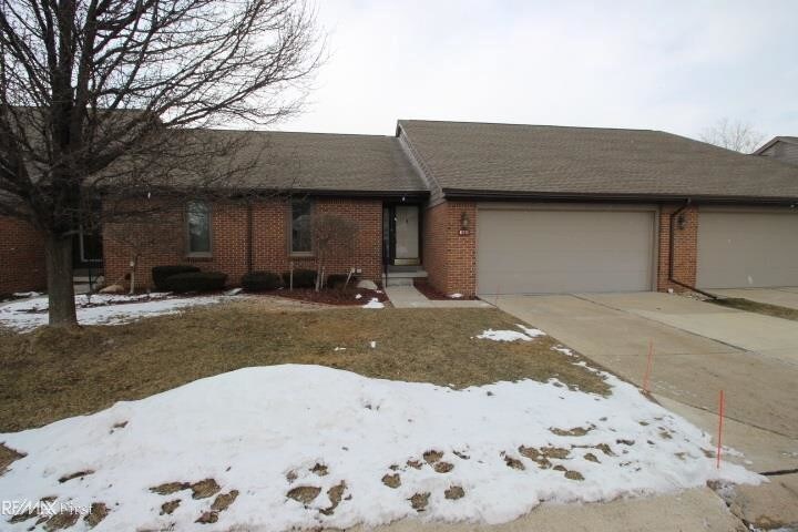 Primary Photo - 45710 Meadows Cir W