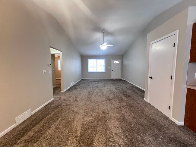 Foto del edificio - Rockford Schools! 3 Bedroom Duplex