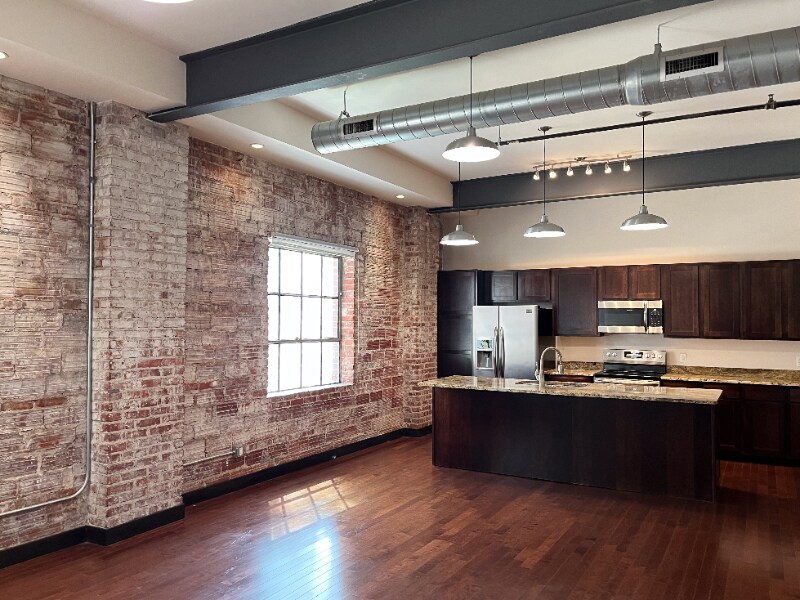 Primary Photo - 107 N Detroit Ave
