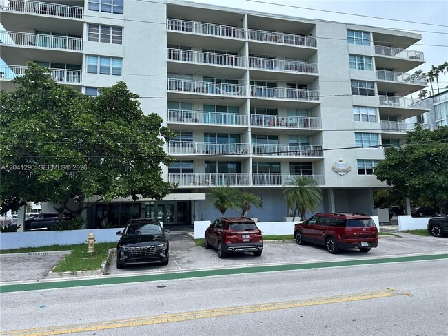 Building Photo - 9500 W Bay Harbor Dr