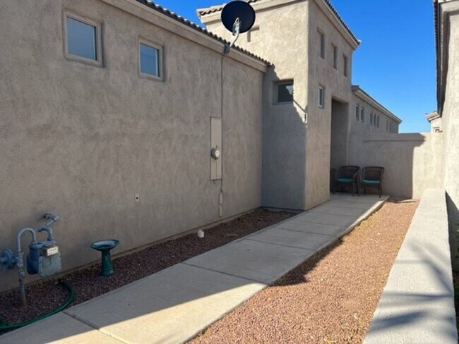 Foto del edificio - 2BR Patio Home with 2 BONUS ROOMS, fenced ...