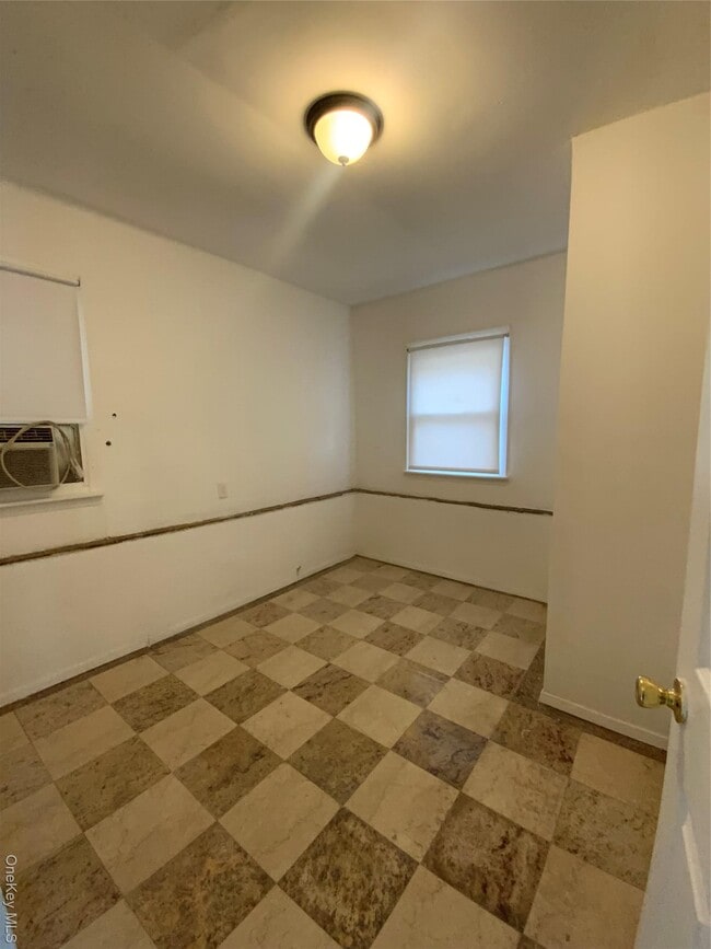 Building Photo - 76 Garden City Ave