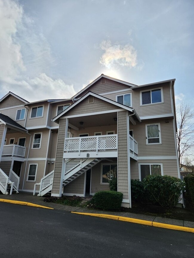 Building Photo - Renovated 3 Bedroom Condo