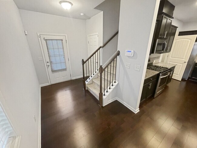 Foto del edificio - Near New 4BR / 2.5BA in Swim / Tennis Subd...